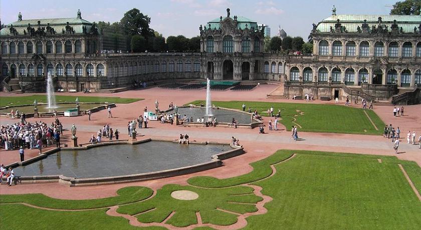Smart Travel Travel Guide Application