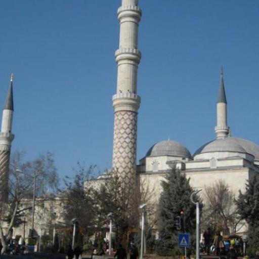 Mosquée Üç Şerefeli